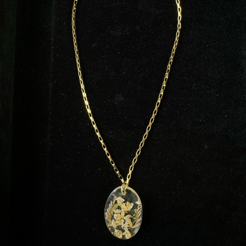 Elegant Gold Floral Pendant Necklace